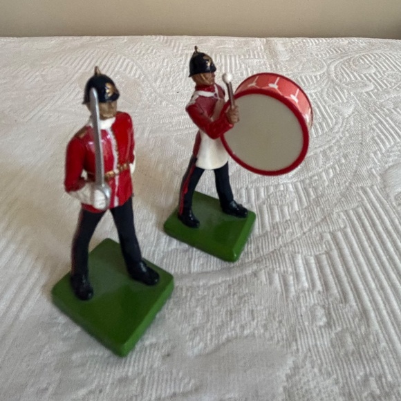 Two Vintage W. Britain 1986 Lead Soldiers - Picture 2 of 3